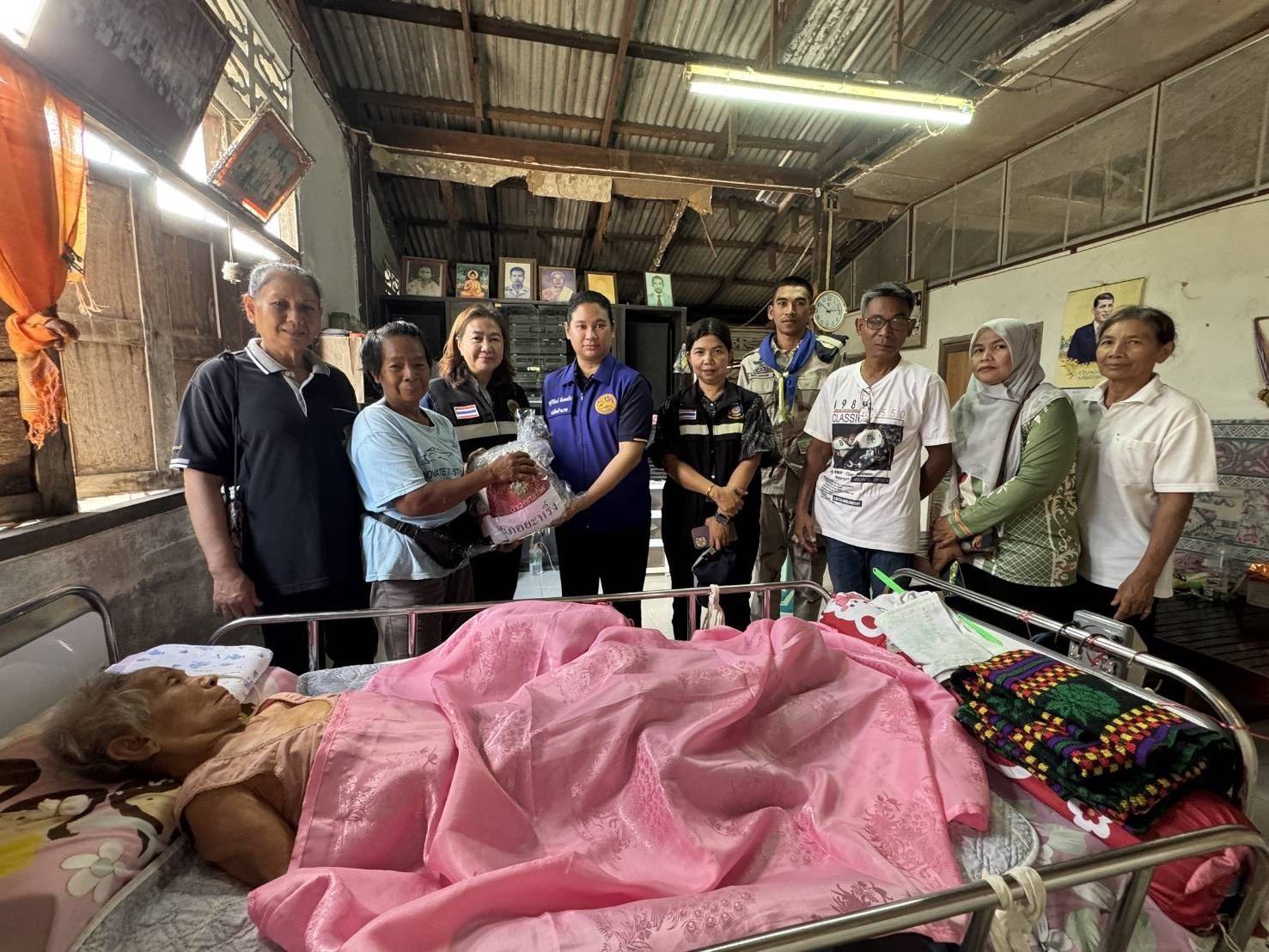 พช.ยะหริ่ง ลงพื้นที่เยี่ยมเยียนและให้กำลังใจ ผู้ป่วยติดเตียง และกลุ่มเปราะบาง ที่ได้รับผลกระทบจากเหตุอุทกภัยน้ำท่วมในพื้นที่ตำบลปิยามุมัง